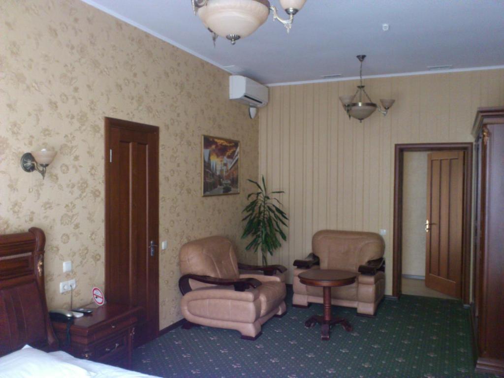 Status Hotel Poltava Room photo