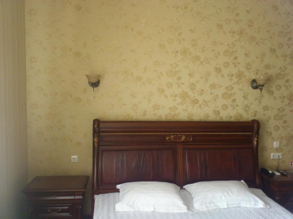 Status Hotel Poltava Room photo